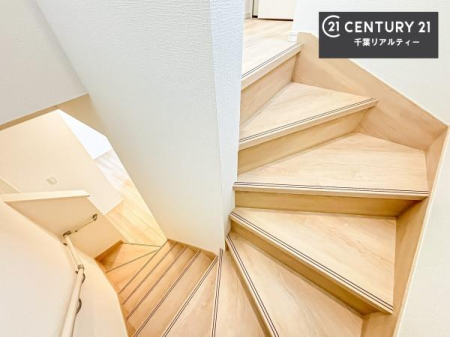 ���̑����� �K�i�́A���邭��������������ƌ�����̂œ����͊K�i�̏�艺�肪���S�I