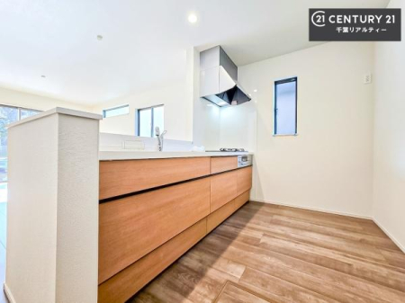 �L�b�`�� ��Ƃ肠�钲���X�y�[�X�ō�Ƃ����₷�����K�ȃL�b�`���ł��I
���q�l�ƈꏏ�ɂ��َq������y���߂�L�X�X�y�[�X�ł��B�y�����������ԂɂȂ肻���ł��ˁI