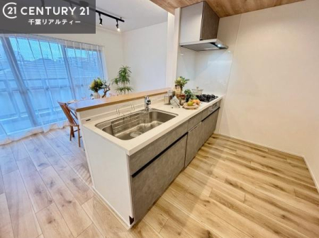 �L�b�`�� �X�^�C���b�V���ł������ȏƖ�����Ԃ���������o����L�b�`���B�����̂��������Ԃ����S�n�悭�A�㎿�ȂЂƂƂ��ւƍ��߂Ă���܂��B