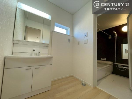 ���ʑ�E���ʏ� �O�ʋ��d�l�̐��ʏ��́A�g�����Ȃ݂����₷������I���͎��[�ɂȂ��Ă��܂��B�h���C���[�₨���ϓ����Еt������̂Ő��ʑ������X�b�L���ƌ����邱�Ƃ��o���܂��I