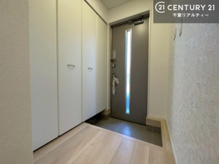 ���� ���ւ̃V���[�Y�{�b�N�X�́A���[�͗ǍD�ŌC���������萮���ł��邾���łȂ��A�㕔������I�Ƃ��Ċ��p�\�B���C�ɓ���̏�����O���[����u���΁A���q���}���邨�����ȋ�ԂɎd�オ��܂��I