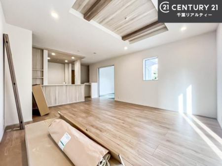 ���r���O �傫�ȑ����炽���Ղ�̗z���������閾�邢���r���O�B�J�����̂��郊�r���O�ŉƑ��c���̂��났�̎��Ԃ��߂����܂��B