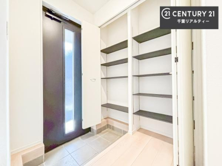 ���� �V���[�Y�{�b�N�X�t���Ȃ̂ŁA���ւ��Еt�����|�������₷���ł��I
�X�b�L���������ւŌ˂��J�����u�ԁA�������̂���S�n������Ԃ��o�}���Ă���܂��B