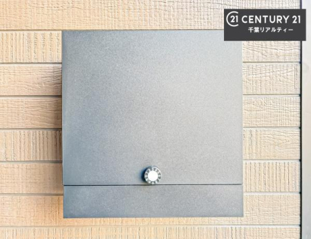 ���̑� �X�փ|�X�g��̌^�̑�z�{�b�N�X�t���ŕs�ݎ��ł��ו����󂯎��ĂƂ��Ă��֗��I
�Ƃɂ��Ȃ��Ⴂ���Ȃ��X�g���X����I�Ĕz�B�̎�Ԃ��Ȃ��܂��I