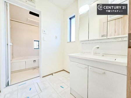 ���ʑ�E���ʏ� �O�ʋ��d�l�̐��ʏ��́A�g�����Ȃ݂����₷������I���͎��[�ɂȂ��Ă��܂��B�h���C���[�₨���ϓ����Еt������̂Ő��ʑ������X�b�L���ƌ����邱�Ƃ��o���܂��I