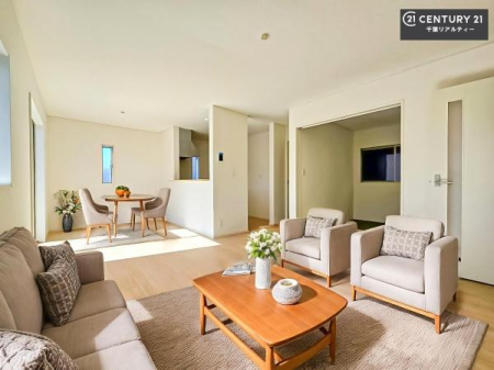 ���r���O �Ƌ��CG�p�[�X�ł��B�J�����̂���L�XLDK�I�\�t�@�[��_�C�j���O�e�[�u����u���Ă������ɂȂ�Ȃ��̂ŉ��K�ɉ߂����܂��I�R�~���j�P�[�V���������₷�����r���O�ł��I