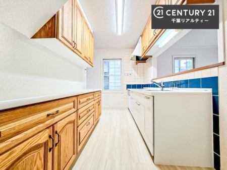 �L�b�`�� �J�b�v�{�[�h�t���̃L�b�`���ł��B
�L�b�`���͉����ƃK�`���K�`���������ł��B�d�q�����W�␆�ъ���u���܂����A��������̐H��͒I�Ɏ��[���\�ł��B