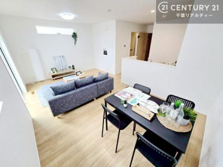 ���r���O ��؂ȉƑ����W�܂邩�炱��LDK�ɂ͂�����肽���B
�q�����������C�ɏ΂��Ȃ��瑖�����Ă���p�����������u�L���Ƃɂ��ėǂ������v�Ǝv���u�Ԃł��B