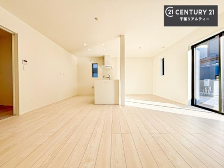 ���r���O �傫�ȑ����炽���Ղ�̗z���������閾�邢���r���O�B�J�����̂��郊�r���O�ŉƑ��c���̂��났�̎��Ԃ��߂����܂��B