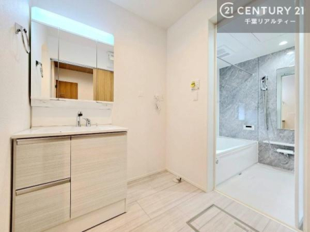 ���ʑ�E���ʏ� �O�ʋ��d�l�̐��ʏ��́A�g�����Ȃ݂����₷������I���͎��[�ɂȂ��Ă��܂��B�h���C���[�₨���ϓ����Еt������̂Ő��ʑ������X�b�L���ƌ����邱�Ƃ��o���܂��I