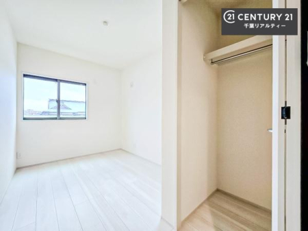 �m�� �L�x�Ȏ��[�X�y�[�X�ŁA�Z��Ԃ�������B
��������}���A��������Ԃ�ۂĂ���[�[���̏Z�܂��ł��B