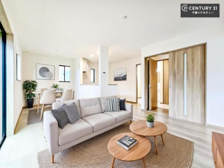 ���r���O �Ƌ��CG�p�[�X�ł��B�J�����̂���L�XLDK�I�\�t�@�[��_�C�j���O�e�[�u����u���Ă������ɂȂ�Ȃ��̂ŉ��K�ɉ߂����܂��I�R�~���j�P�[�V���������₷�����r���O�ł��I