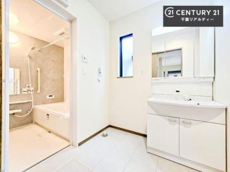 ���ʑ�E���ʏ� �O�ʋ��d�l�̐��ʏ��́A�g�����Ȃ݂����₷������I���͎��[�ɂȂ��Ă��܂��B�h���C���[�₨���ϓ����Еt������̂Ő��ʑ������X�b�L���ƌ����邱�Ƃ��o���܂��I