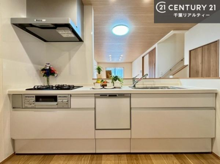 �L�b�`�� ��l�C�̑Ζʎ��V�X�e���L�b�`�����̗p���Ă��܂��I���Ƒ��̃R�~���j�P�[�V���������R�Ƒ�����݌v�ł��B
���q�l�ɂ��ڂ��͂��̂Ŋ������ł��ˁI�L�X�g���ĉ��K�ɍ�Ƃ��i�݂܂��B