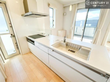 �L�b�`�� ��l�C�̑Ζʎ��V�X�e���L�b�`�����̗p���Ă��܂��I���Ƒ��̃R�~���j�P�[�V���������R�Ƒ�����݌v�ł��B
���q�l�ɂ��ڂ��͂��̂Ŋ������ł��ˁB���[�͂�����܂��I