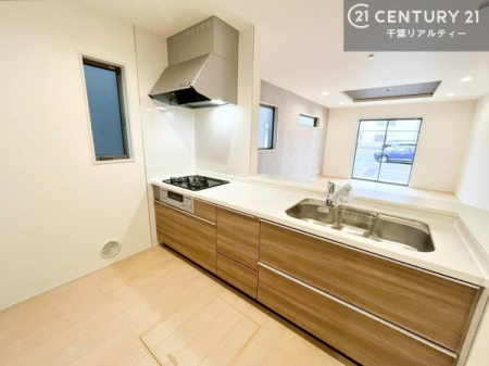 �L�b�`�� ��l�C�̑Ζʎ��V�X�e���L�b�`�����̗p���Ă��܂��I���Ƒ��̃R�~���j�P�[�V���������R�Ƒ�����݌v�ł��B
���q�l�ɂ��ڂ��͂��̂Ŋ������ł��ˁI�L�X�g���ĉ��K�ō�Ƃ��i�݂܂��B