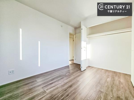 �q������ ���[�X�y�[�X���������Ă���A�ߗނ₨������A�w�p�i�Ȃǂ��������萮���ł��܂��B���������L���g���邽�߁A���K�Ő������Z��Ԃ��������܂��B