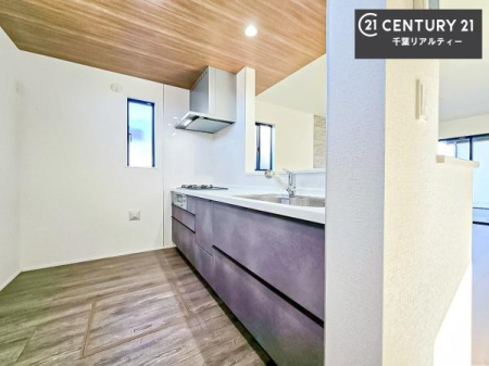 �L�b�`�� ��l�C�̑Ζʎ��V�X�e���L�b�`�����̗p���Ă��܂��I���Ƒ��̃R�~���j�P�[�V���������R�Ƒ�����݌v�ł��B
���q�l�ɂ��ڂ��͂��̂Ŋ������ł��ˁB�L�X�g���ĉ��K�ɍ�Ƃ��i�݂܂��B