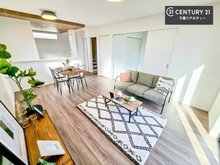 ���r���O ��؂ȉƑ����W�܂邩�炱��LDK�ɂ͂�����肽���B
�q�����������C�ɏ΂��Ȃ��瑖�����Ă���p�����������u�L���Ƃɂ��ėǂ������v�Ǝv���u�Ԃł��B