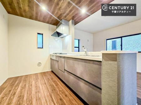 �L�b�`�� ��Ƃ肠�钲���X�y�[�X�ō�Ƃ����₷�����K�ȃL�b�`���ł��I
���q�l�ƈꏏ�ɂ��َq������y���߂�L�X�X�y�[�X�ł��B�y�����������ԂɂȂ肻���ł��ˁI