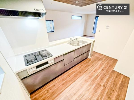 �L�b�`�� ��Ƃ肠�钲���X�y�[�X�ō�Ƃ����₷�����K�ȃL�b�`���ł��I
���q�l�ƈꏏ�ɂ��َq������y���߂�L�X�X�y�[�X�ł��B�y�����������ԂɂȂ肻���ł��ˁI