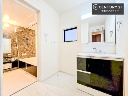 ���ʑ�E���ʏ� �O�ʋ��d�l�̐��ʏ��́A�g�����Ȃ݂����₷������I���͎��[�ɂȂ��Ă��܂��B�h���C���[�₨���ϓ����Еt������̂Ő��ʑ������X�b�L���ƌ����邱�Ƃ��o���܂��I