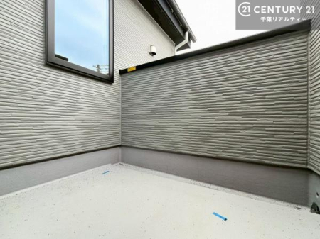 �o���R�j�[ ��ʂɍL����o���R�j�[��񂩏��ݒu�B�z������ƒʕ��Ɍb�܂ꂽ�A�J�������ӂ��݌v�ł��B