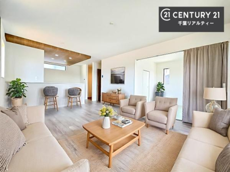 ���r���O �Ƌ��CG�p�[�X�ł��B��؂ȉƑ����W�܂邩�炱��LDK�ɂ͂�����肽���B
�q�����������C�ɏ΂��Ȃ��瑖�����Ă���p�����������u�L���Ƃɂ��ėǂ������v�Ǝv���u�Ԃł��B