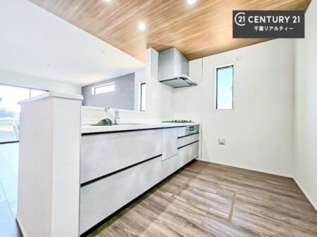 �L�b�`�� ��l�C�̑Ζʎ��V�X�e���L�b�`�����̗p���Ă��܂��I���Ƒ��̃R�~���j�P�[�V���������R�Ƒ�����݌v�ł��B
���q�l�ɂ��ڂ��͂��̂Ŋ������ł��ˁB�L�X�g���ĉ��K�ɍ�Ƃ��i�݂܂��B