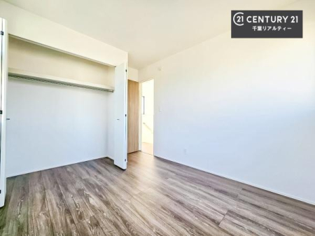 �q������ ���[�X�y�[�X���������Ă���A�ߗނ₨������A�w�p�i�Ȃǂ��������萮���ł��܂��B���������L���g���邽�߁A���K�Ő������Z��Ԃ��������܂��B