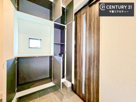 ���� �V���[�Y�{�b�N�X�t���Ȃ̂ŁA���ւ��Еt�����|�������₷���ł��I
�X�b�L���������ւŌ˂��J�����u�ԁA�������̂���S�n������Ԃ��o�}���Ă���܂��B
