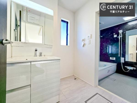 ���ʑ�E���ʏ� �O�ʋ��d�l�̐��ʏ��́A�g�����Ȃ݂����₷������I���͎��[�ɂȂ��Ă��܂��B�h���C���[�₨���ϓ����Еt������̂Ő��ʑ������X�b�L���ƌ����邱�Ƃ��o���܂��I