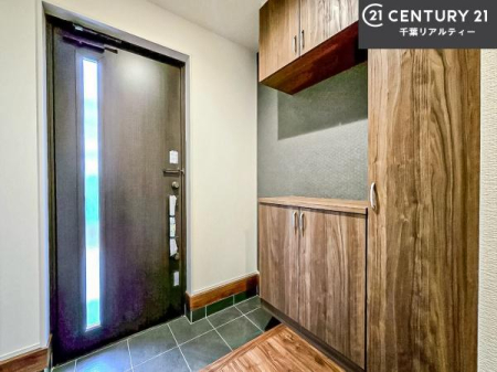 ���� ���ւ̃V���[�Y�{�b�N�X�́A���[�͗ǍD�ŌC���������萮���ł��邾���łȂ��A�㕔������I�Ƃ��Ċ��p�\�B���C�ɓ���̏�����O���[����u���΁A���q���}���邨�����ȋ�ԂɎd�オ��܂��I