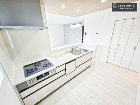 �L�b�`�� ��l�C�̑Ζʎ��V�X�e���L�b�`�����̗p���Ă��܂��I���Ƒ��̃R�~���j�P�[�V���������R�Ƒ�����݌v�ł��B
���q�l�ɂ��ڂ��͂��̂Ŋ������ł��ˁI�L�X�g���ĉ��K�ō�Ƃ��i�݂܂��B