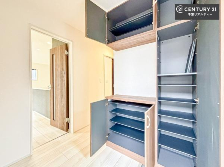 ���� �V���[�Y�{�b�N�X�t���Ȃ̂ŁA���ւ��Еt�����|�������₷���ł��I
�X�b�L���������ւŌ˂��J�����u�ԁA�������̂���S�n������Ԃ��o�}���Ă���܂��B