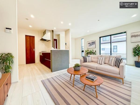 ���r���O �Ƌ��CG�p�[�X�ł��B��؂ȉƑ����W�܂邩�炱��LDK�ɂ͂�����肽���B
�q�����������C�ɏ΂��Ȃ��瑖�����Ă���p�����������u�L���Ƃɂ��ėǂ������v�Ǝv���u�Ԃł��B