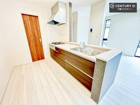 �L�b�`�� ��l�C�̑Ζʎ��V�X�e���L�b�`�����̗p���Ă��܂��I���Ƒ��̃R�~���j�P�[�V���������R�Ƒ�����݌v�ł��B
���q�l�ɂ��ڂ��͂��̂Ŋ������ł��ˁI�L�X�g���ĉ��K�ō�Ƃ��i�݂܂��B