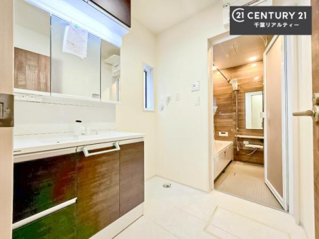 ���ʑ�E���ʏ� �O�ʋ��d�l�̐��ʏ��́A�g�����Ȃ݂����₷������I���͎��[�ɂȂ��Ă��܂��B�h���C���[�₨���ϓ����Еt������̂Ő��ʑ������X�b�L���ƌ����邱�Ƃ��o���܂��I