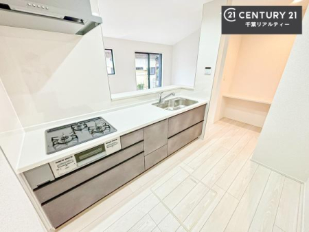 �L�b�`�� ��l�C�̑Ζʎ��V�X�e���L�b�`�����̗p���Ă��܂��I���Ƒ��̃R�~���j�P�[�V���������R�Ƒ�����݌v�ł��B
���q�l�ɂ��ڂ��͂��̂Ŋ������ł��ˁI�L�X�g���ĉ��K�ō�Ƃ��i�݂܂��B