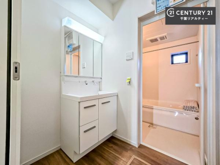 ���ʑ�E���ʏ� �O�ʋ��d�l�̐��ʏ��́A�g�����Ȃ݂����₷������I���͎��[�ɂȂ��Ă��܂��B�h���C���[�₨���ϓ����Еt������̂Ő��ʑ������X�b�L���ƌ����邱�Ƃ��o���܂��I