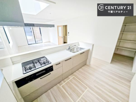 �L�b�`�� ��l�C�̑Ζʎ��V�X�e���L�b�`�����̗p���Ă��܂��I���Ƒ��̃R�~���j�P�[�V���������R�Ƒ�����݌v�ł��B
���q�l�ɂ��ڂ��͂��̂Ŋ������ł��ˁI�L�X�g���ĉ��K�ō�Ƃ��i�݂܂��B