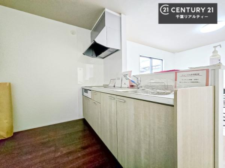 �L�b�`�� ��Ƃ肠�钲���X�y�[�X�ō�Ƃ����₷�����K�ȃL�b�`���ł��I
���q�l�ƈꏏ�ɂ��َq������y���߂�L�X�X�y�[�X�ł��B�y�����������ԂɂȂ肻���ł��ˁI