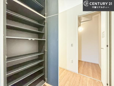 ���� �V���[�Y�{�b�N�X�t���Ȃ̂ŁA���ւ��Еt�����|�������₷���ł��I
�X�b�L���������ւŌ˂��J�����u�ԁA�������̂���S�n������Ԃ��o�}���Ă���܂��B