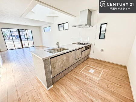 �L�b�`�� ���[�͂̍����V�X�e���L�b�`���ŁA��������H�����������Еt���A�L�X�Ƃ�����Ԃŉ��K�ɗ������y���߂܂��B