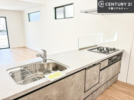 �L�b�`�� ��l�C�̑Ζʎ��V�X�e���L�b�`�����̗p���Ă��܂��I���Ƒ��̃R�~���j�P�[�V���������R�Ƒ�����݌v�ł��B
���q�l�ɂ��ڂ��͂��̂Ŋ������ł��ˁI�L�X�g���ĉ��K�ō�Ƃ��i�݂܂��B