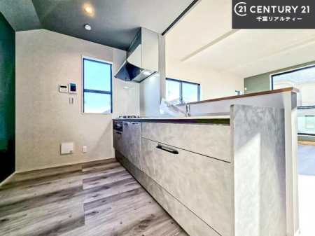 �L�b�`�� ��Ƃ肠�钲���X�y�[�X�ō�Ƃ����₷�����K�ȃL�b�`���ł��I
���q�l�ƈꏏ�ɂ��َq������y���߂�L�X�X�y�[�X�ł��B�y�����������ԂɂȂ肻���ł��ˁI