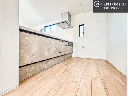 �L�b�`�� ��l�C�̑Ζʎ��V�X�e���L�b�`�����̗p���Ă��܂��I���Ƒ��̃R�~���j�P�[�V���������R�Ƒ�����݌v�ł��B
���q�l�ɂ��ڂ��͂��̂Ŋ������ł��ˁI�L�X�g���ĉ��K�ō�Ƃ��i�݂܂��B