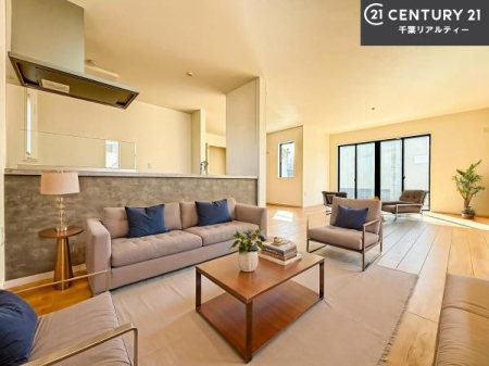 ���r���O �Ƌ��CG�p�[�X�ł��B�J�����̂���L�XLDK�I�\�t�@�[��_�C�j���O�e�[�u����u���Ă������ɂȂ�Ȃ��̂ŉ��K�ɉ߂����܂��I�R�~���j�P�[�V���������₷�����r���O�ł��I