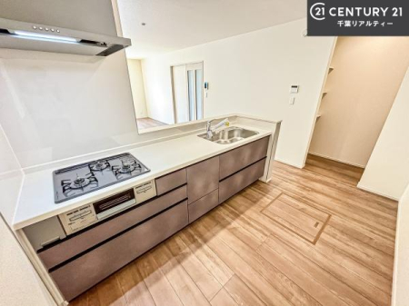 �L�b�`�� ��Ƃ肠�钲���X�y�[�X�ō�Ƃ����₷�����K�ȃL�b�`���ł��I
���q�l�ƈꏏ�ɂ��َq������y���߂�L�X�X�y�[�X�ł��B�y�����������ԂɂȂ肻���ł��ˁI