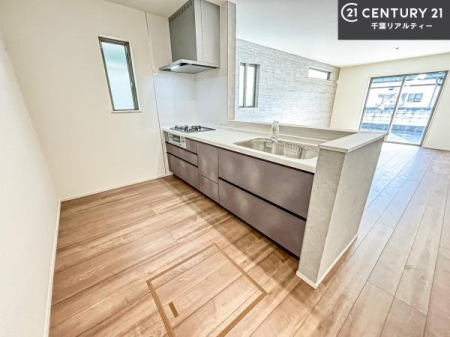 �L�b�`�� ��l�C�̑Ζʎ��V�X�e���L�b�`�����̗p���Ă��܂��I���Ƒ��̃R�~���j�P�[�V���������R�Ƒ�����݌v�ł��B
���q�l�ɂ��ڂ��͂��̂Ŋ������ł��ˁI�L�X�g���ĉ��K�ō�Ƃ��i�݂܂��B